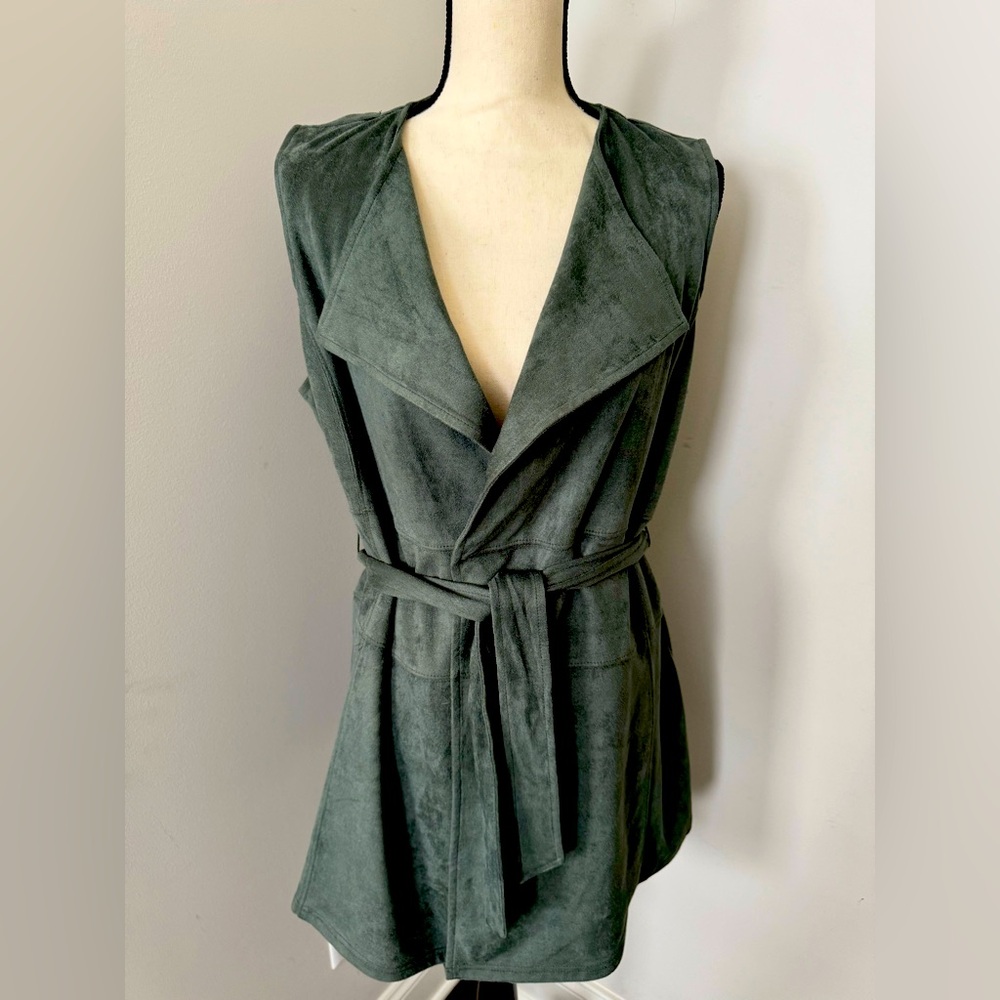 Neiman Marcus suede green belted best. Never worn. Size L